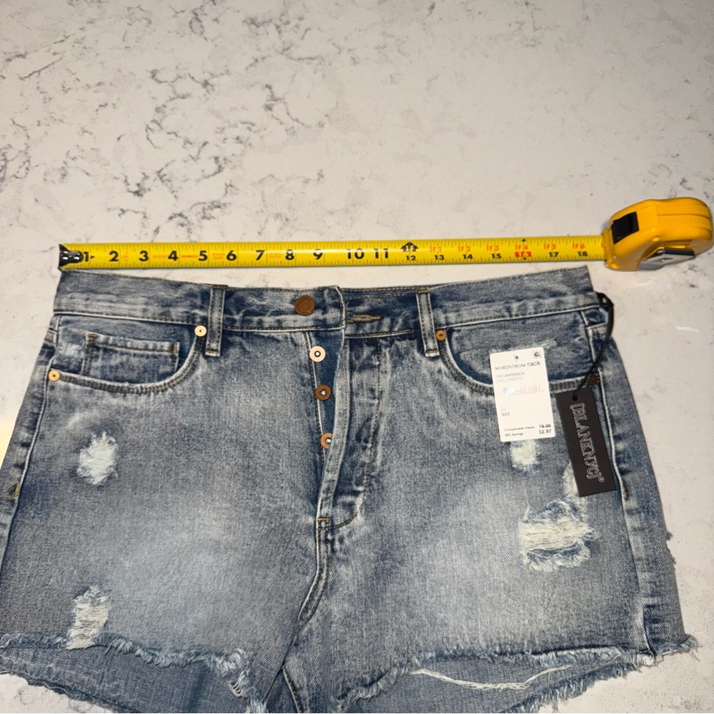 NWT- Blank NYC Women’s Distressed Denim Shorts Size 31 - Picture 4 of 13